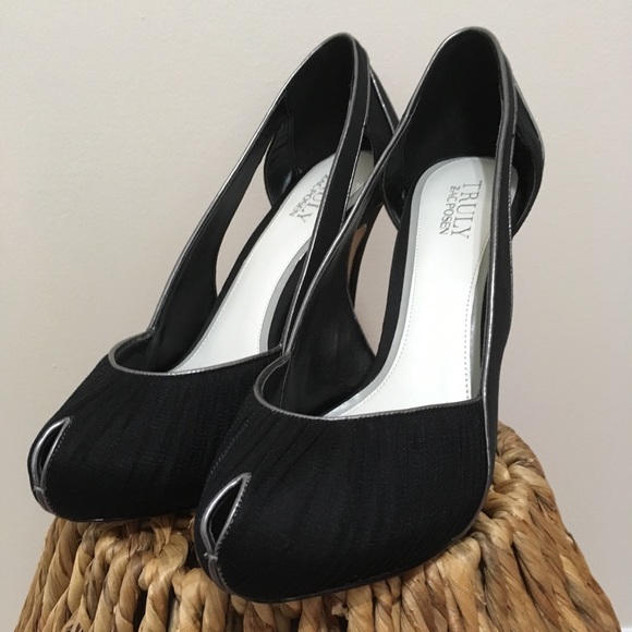 Zac Posen Shoes - “ZP” TRULY Zac Posen Pump with Piping! 💥